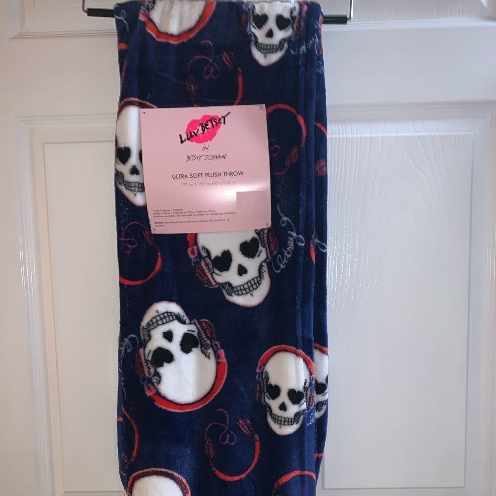 Brand New NWT Betsey Johnson Skull Headphones Throw blanket